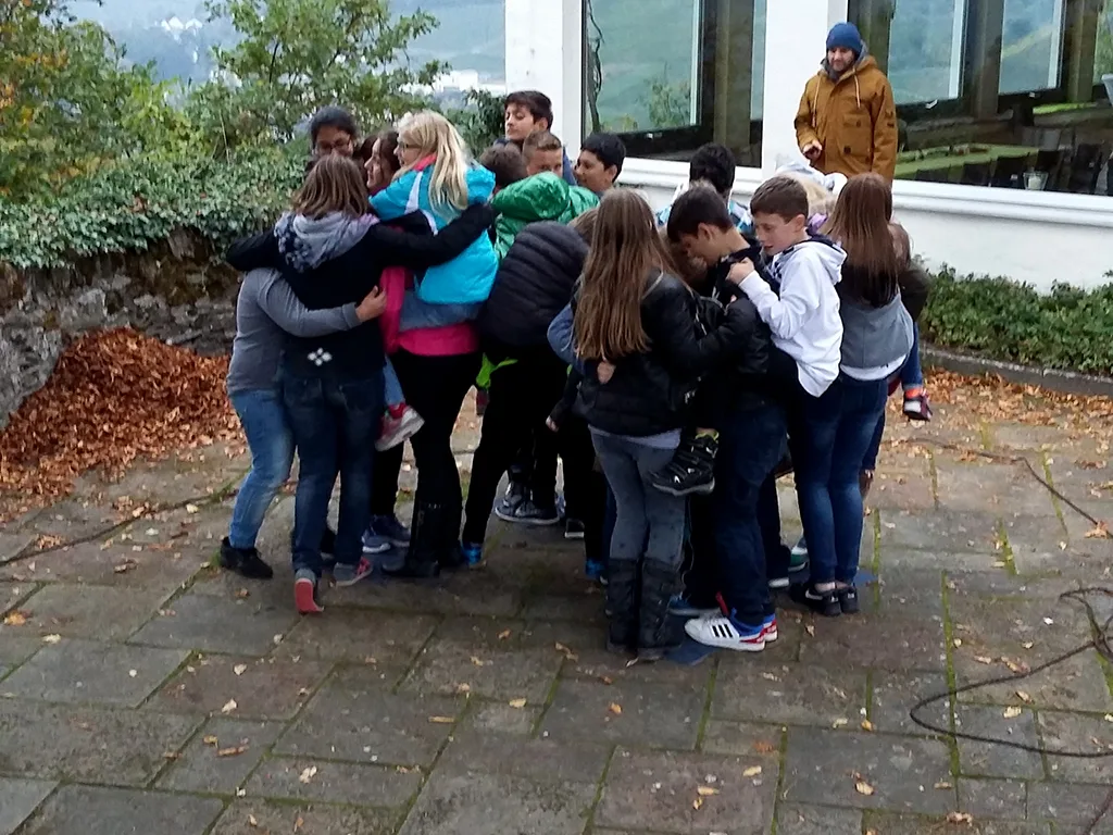 Jugendliche fassen sich bei einer Gruppenübung an.